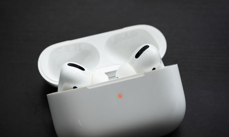 Lyser AirPod-fodralets ljus när det laddas?