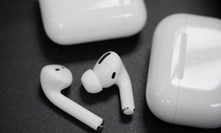 Hur man ansluter två olika AirPods till ett fodral
