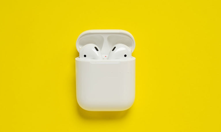 Varför blinkar mitt AirPod-fodral rött